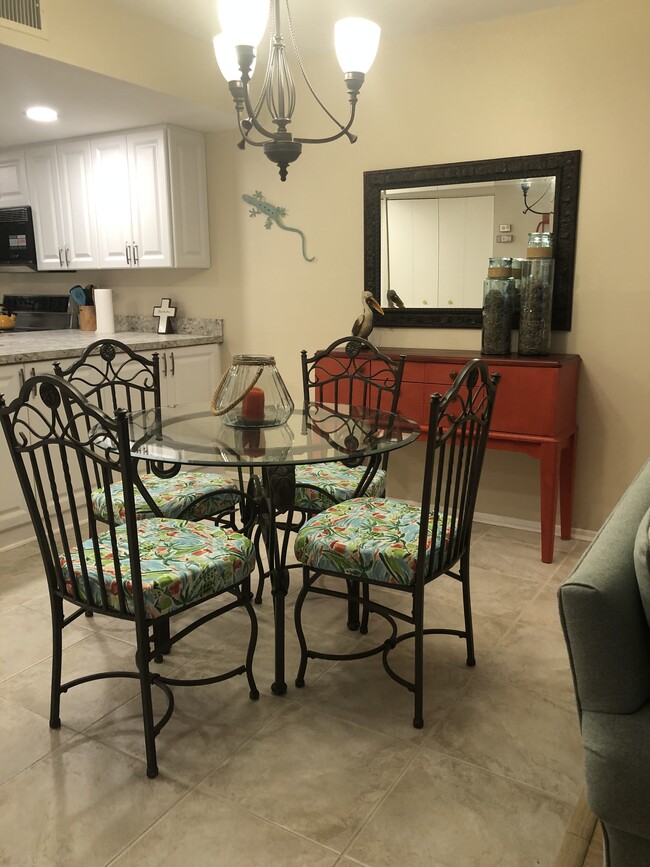 Dining area with custom cushions - 6800 Placida Rd