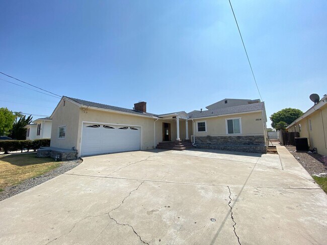 Building Photo - HUGE House with Pool!! Prime location (Lea...