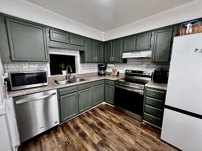 Foto del edificio - Charming Townhouse in Kempsville Lakes