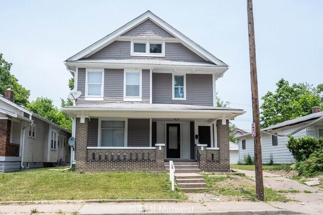 Foto del edificio - "Charming 3-Bedroom Duplex Haven on W 29th St – Spacious 1031 Sq Ft Gem in Indianapolis!"