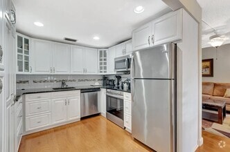 Building Photo - 3017 Lincoln A