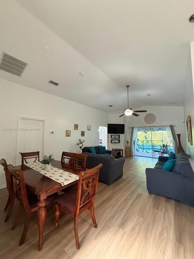 Foto del edificio - 803 Sandy Ridge Dr