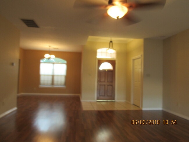 Building Photo - Pet Friendly, Beautiful Brentwood Subdivision