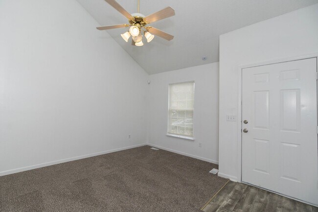 Foto del edificio - ****COMING SOON**** 3 Bedroom Townhome nea...