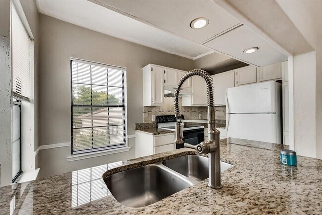 Foto del edificio - 8750 Park Ln