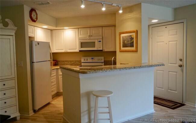 Foto del edificio - 3330 Pinewalk Dr N