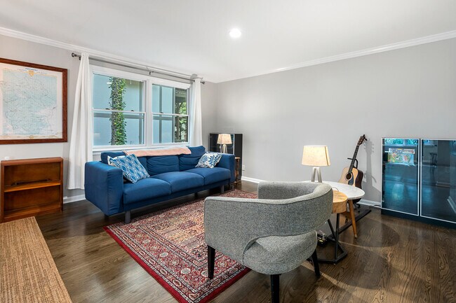 Foto del edificio - 486 Lakeshore Dr NE