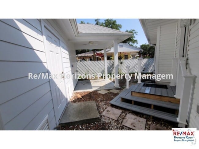 Building Photo - Fantastic Navy Point Home!