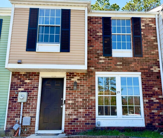 Building Photo - 25 Dorchester Cir