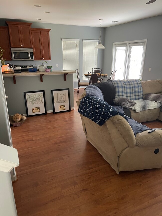 Open Concept Living room /kitchen/dining - 194 Chapel Lk S