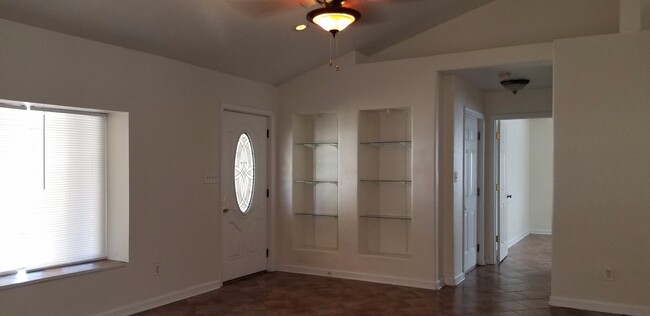 Building Photo - Ocean Springs 3 Bedroom 2 Bath is Great Lo...