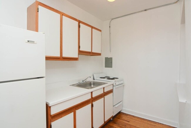 Building Photo - 3345 N Marshfield Ave