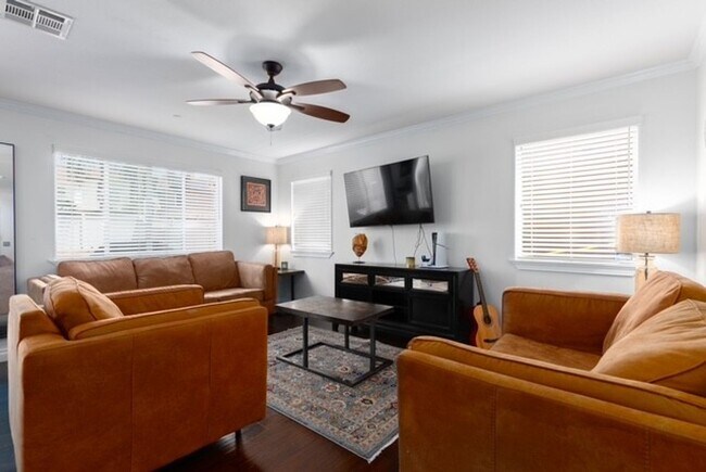 Foto del edificio - Beautiful, Spacious Home with solar-Desira...