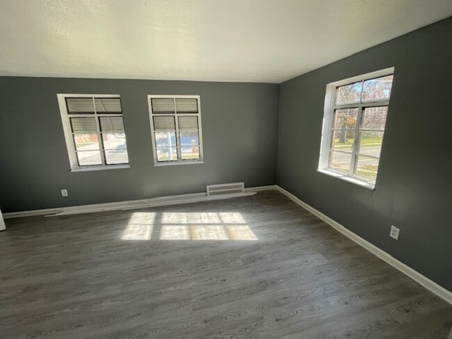 Building Photo - Renovated two bedroom unit!