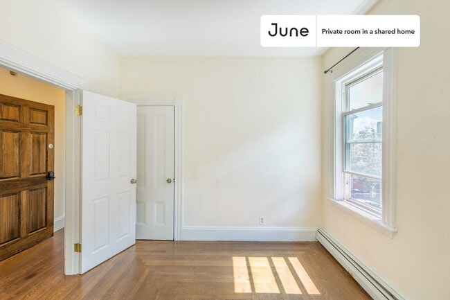 Building Photo - Private bedroom in 3 bed/1 bath Home