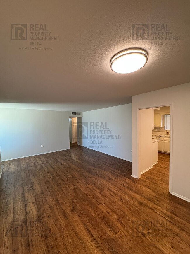 Foto del edificio - Spacious 3-Bedroom Home with Sunroom & Upg...