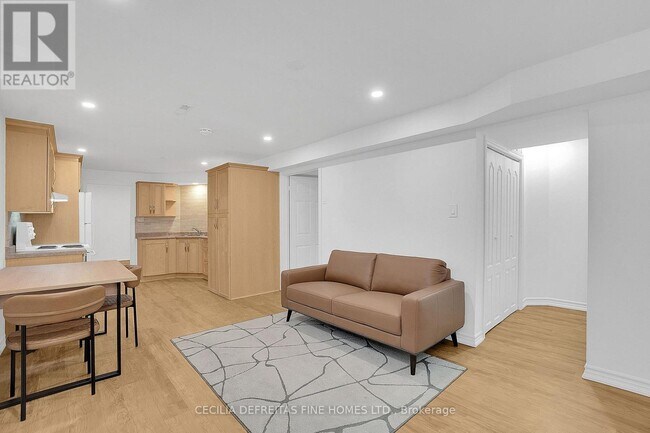 Photo du bâtiment - 40 Venetian Crescent