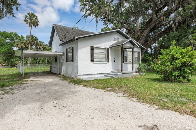 Charming Fully Fenced 2-Bedroom Home with Carport, Patio & Modern Upgrades in Daytona Beach - Charming Fully Fenced 2-Bedroom Home with Carport, Patio & Modern Upgrades in Daytona Beach