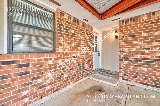 Foto del edificio - Updated 4 bed/ 2 bath home close to Tinker!