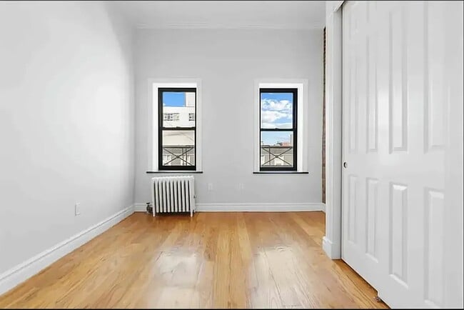 Building Photo - 722 10th Ave