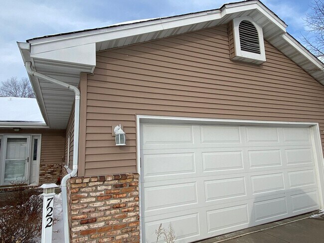 Foto del edificio - 722 SE Peterson Dr