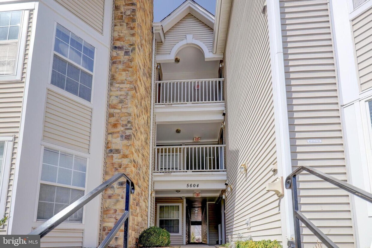5604 Willoughby Newton Dr Unit 17, Centreville, VA 20120 Condo for