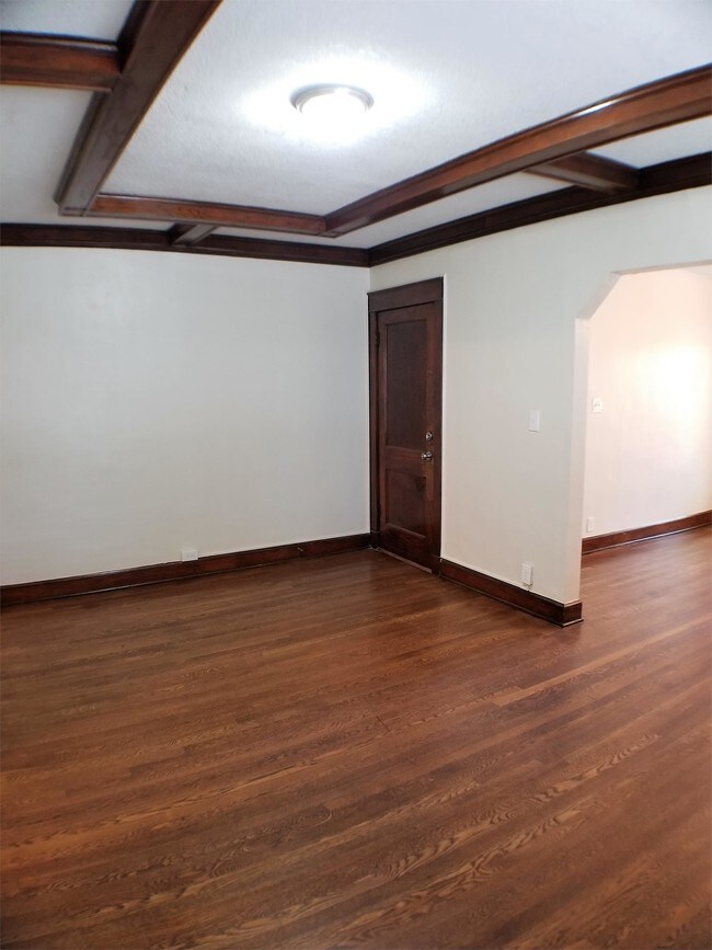 Building Photo - 304 W 34th St