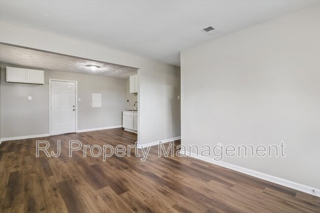 Building Photo - 2800 Tarbora Ave