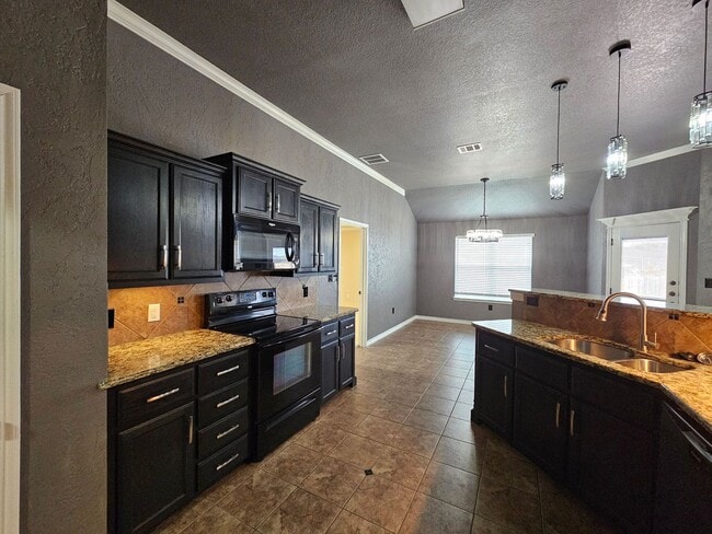 Building Photo - AVAILABLE NOW!