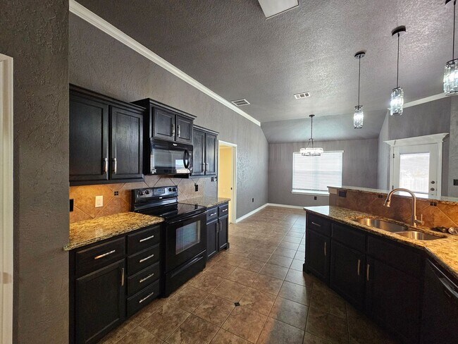 Foto del edificio - AVAILABLE NOW!