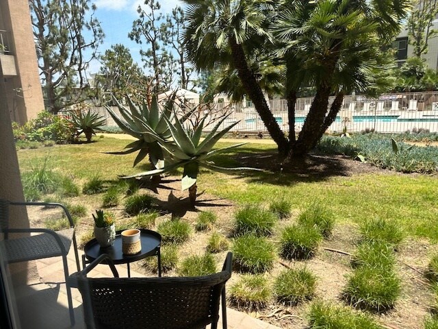Building Photo - 100 S Doheny Dr