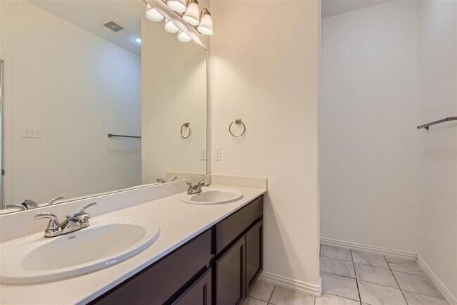 Foto del edificio - 1324 Lakecrest Ln