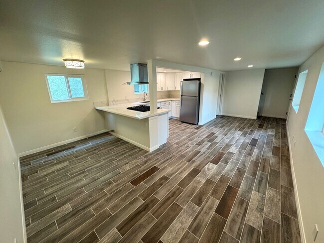 Foto del edificio - Remodeled 2 Bedroom Back House with Private Yard – Santa Paula