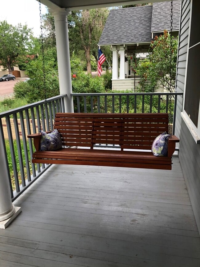 Building Photo - Beautiful Cottage 3 bed/2 bath Near Downtown!