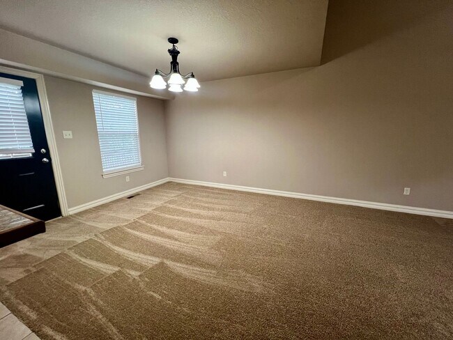 Foto del edificio - Beautiful 4 Bedroom/2.5 Bathroom Duplex Available for Rent!  **First Full Month's Rent FREE**