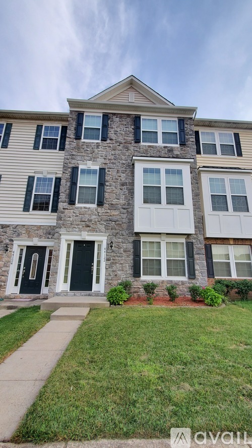 Foto del edificio - 44122 Turf Field Square