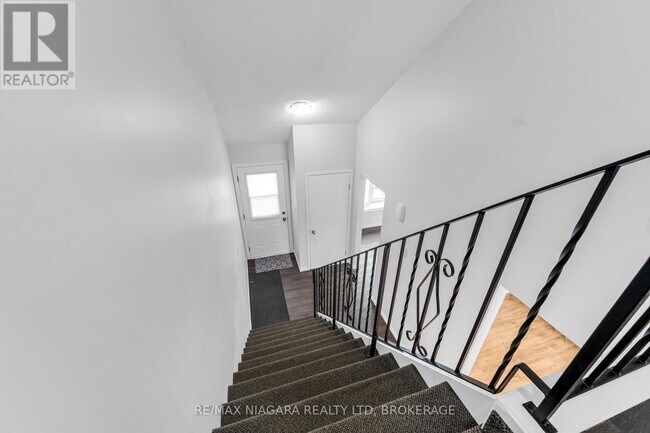 Building Photo - 100 Brownleigh Ave