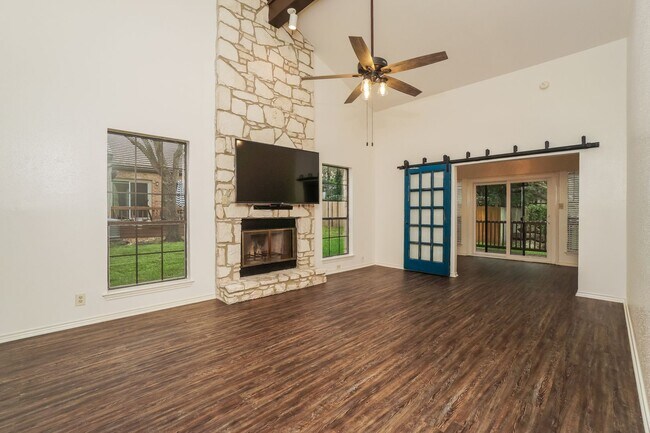 Foto del edificio - Charming 2-Bedroom Condo in Gated Community Surrounded by Mature Trees