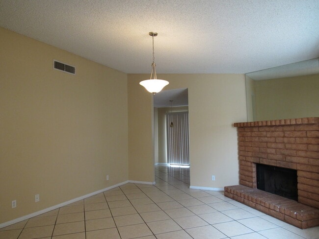 Building Photo - Single Story Home with 3 bedrooms