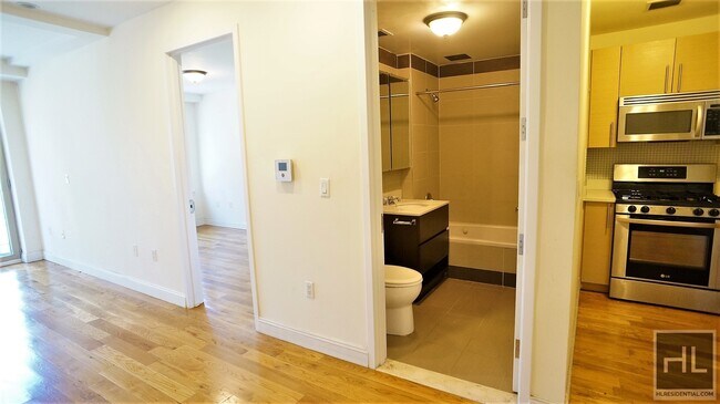 Foto del edificio - BEAUTIFUL 1 LARGE BEDROOM/ LARGE PRIVATE  ...