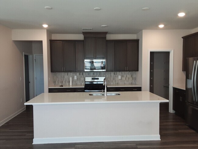 Foto del edificio - Don't miss out on this beautiful 5 Bedroom...