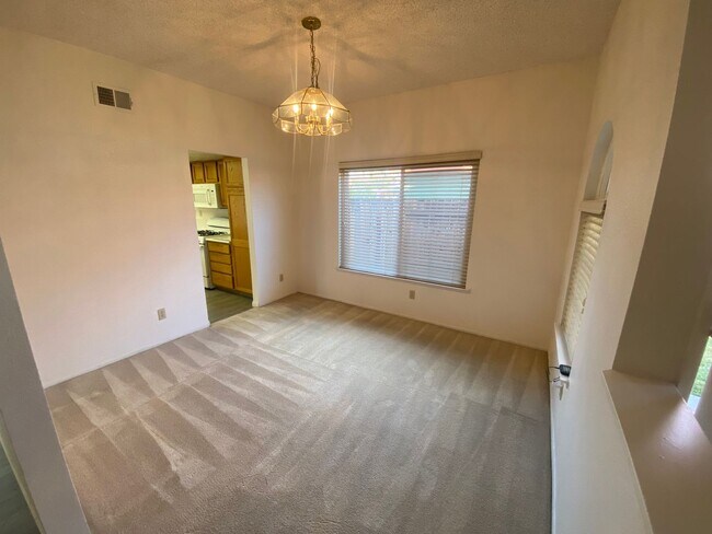 Building Photo - Large 4 bedroom