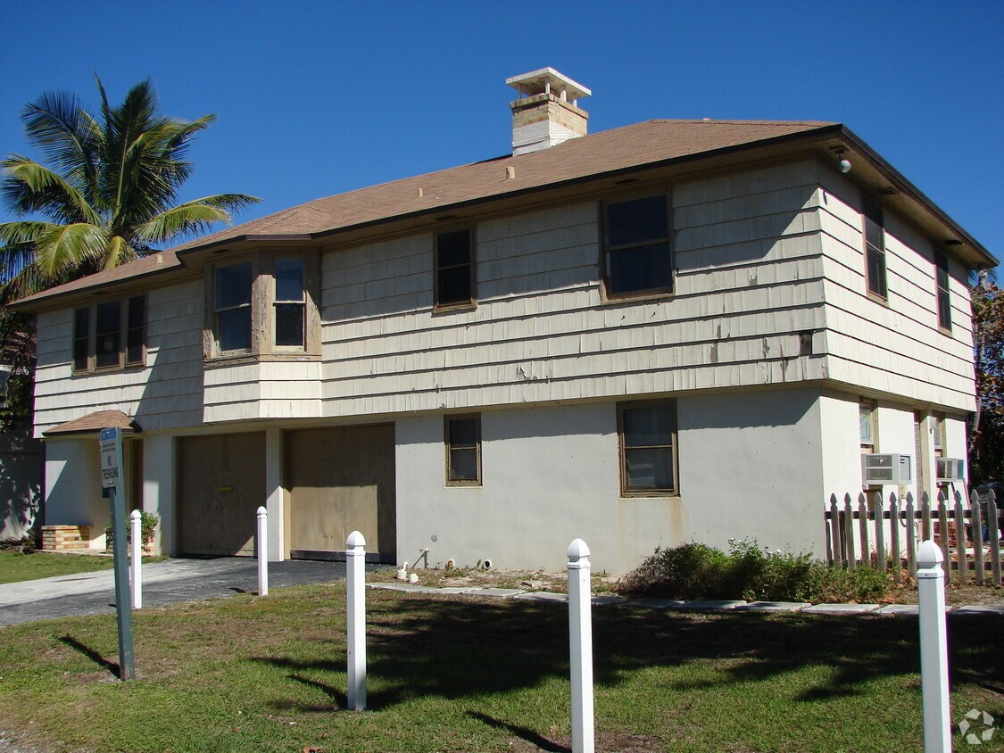 Primary Photo - 4414 N Surf Rd