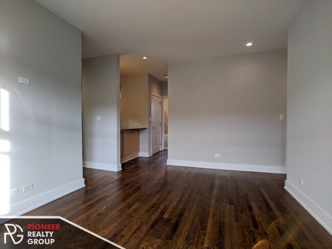 Foto del edificio - 736 W Addison St