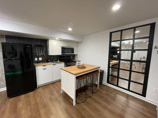 Building Photo - 57 B