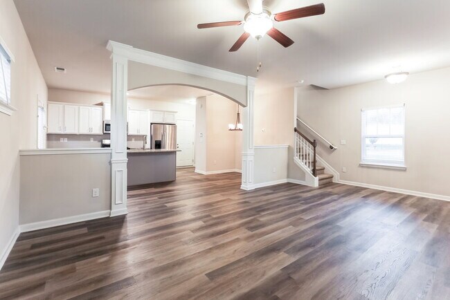 Building Photo - 4 Elm St