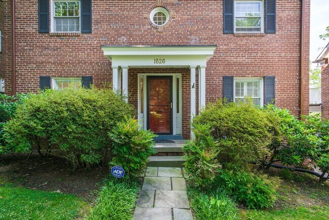 Foto del edificio - Updated 4 BD, 3.5 BA Stately Colonial on Kalmia RD in NW DC!!