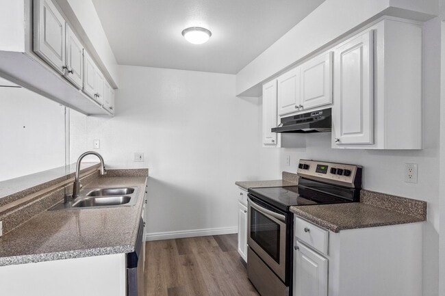 Building Photo - Updated 2 Bedroom Apartment!