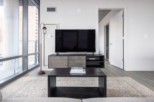 Foto del edificio - Four50, 450 W Belmont Ave #806