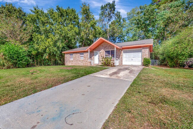 Building Photo - Lovely Ladson Brick Ranch!